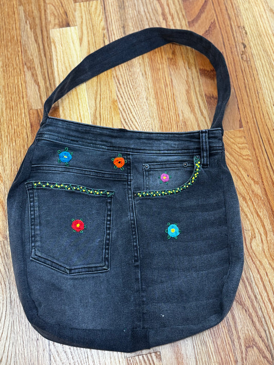 Sueños y Diseños bag, small w/ embroidered flowers